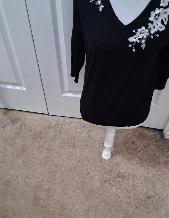 Roz & Ali Lady Libery Black Sweater With White Floral Embroidery     Size  L - Picture 3 of 12